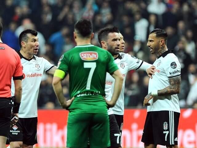 Gary Medel'in Quaresma'ya Tokadı Şili'de Manşetlerde