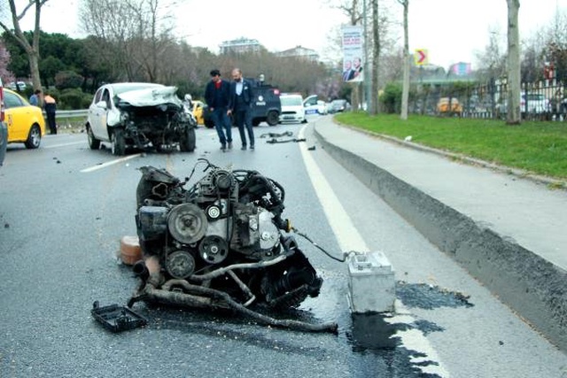 Bariyerlere Çarpan Otomobilin Motoru Yola Fırladı
