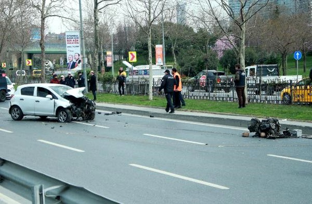 Bariyerlere Çarpan Otomobilin Motoru Yola Fırladı