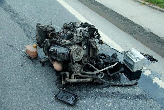 Bariyerlere Çarpan Otomobilin Motoru Yola Fırladı