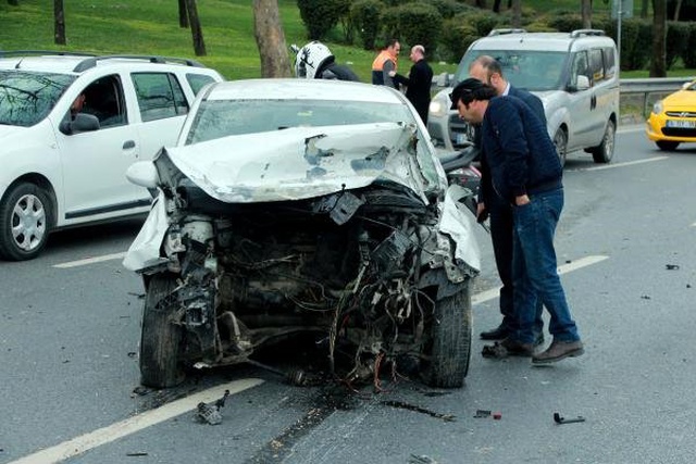 Bariyerlere Çarpan Otomobilin Motoru Yola Fırladı