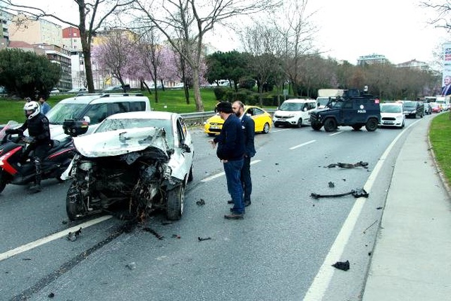Bariyerlere Çarpan Otomobilin Motoru Yola Fırladı