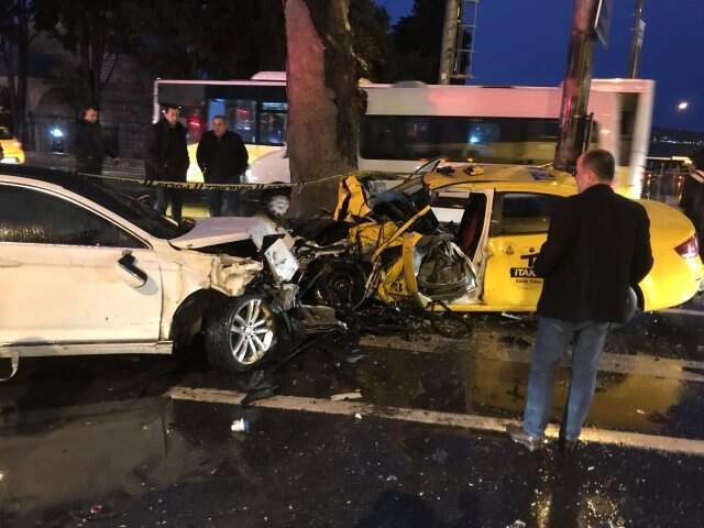 Beşiktaş'ta Taksiyle Otomobil Kafa Kafaya Çarpıştı: 1 Ölü, 2 Yaralı Beşiktaş'ta Taksiyle Otomobil Kafa Kafaya Çarpıştı: 1 Ölü, 2 Yaralı