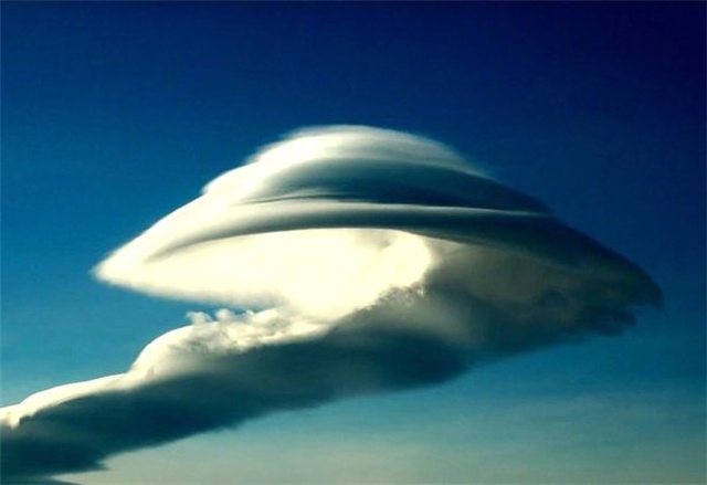 Fuji Dağı'nın Tepesindeki Garip Bulutun Ufo Olduğu İddia Edildi