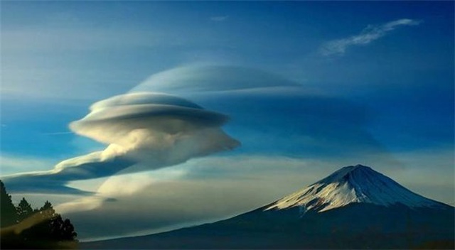 Fuji Dağı'nın Tepesindeki Garip Bulutun Ufo Olduğu İddia Edildi