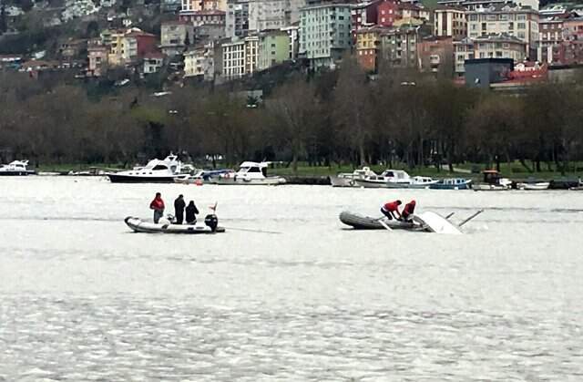 Haliç'te Alabora Olan Yelkenli Tekne Battı: 2 Kişi Kurtarıldı Haliç'te Alabora Olan Yelkenli Tekne Battı: 2 Kişi Kurtarıldı