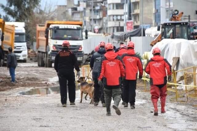 İzmir'de Metro Yeraltı Park İstasyonu İnşaatında Göçük: 2 Bekçi Göçük Altında