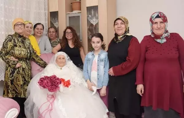 Halime Teyze, 89 Yaşında Gelinlik Giyip Kına Yaktı