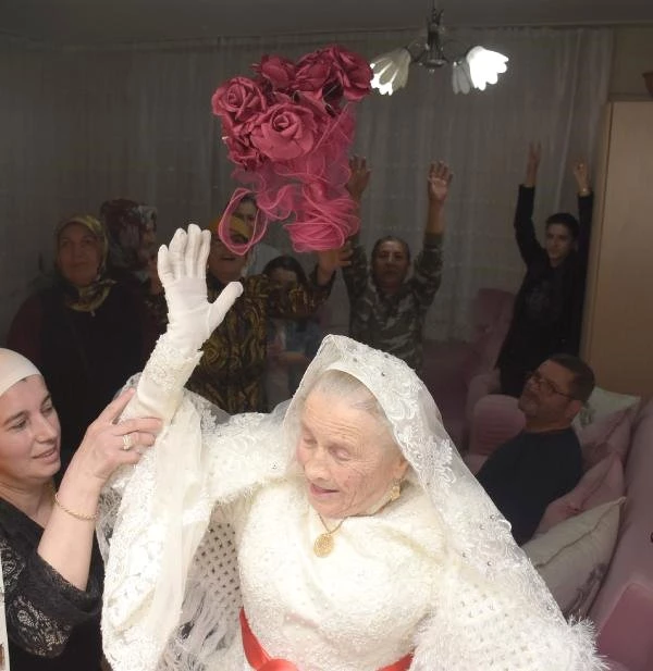 Halime Teyze, 89 Yaşında Gelinlik Giyip Kına Yaktı