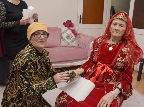 Halime Teyze, 89 Yaşında Gelinlik Giyip Kına Yaktı