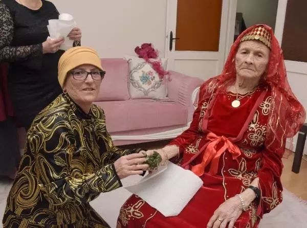 Halime Teyze, 89 Yaşında Gelinlik Giyip Kına Yaktı