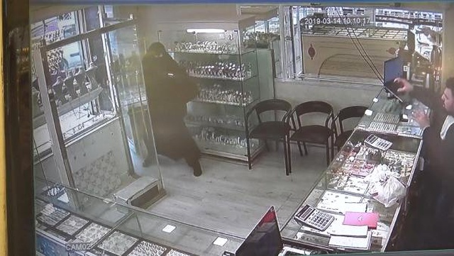 Çarşaflı ve Tüfekli Erkek Soyguncuyu, Kuyumcu Bant Kesici ile Kovdu