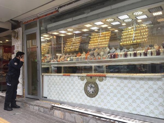 Çarşaflı ve Tüfekli Erkek Soyguncuyu, Kuyumcu Bant Kesici ile Kovdu