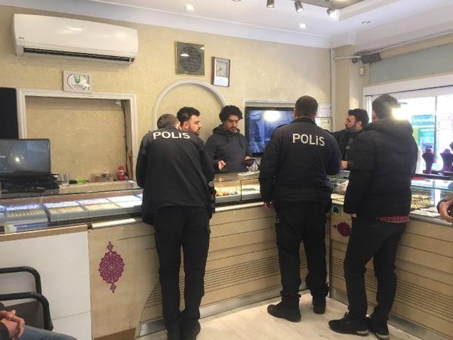 Çarşaflı ve Tüfekli Erkek Soyguncuyu, Kuyumcu Bant Kesici ile Kovdu