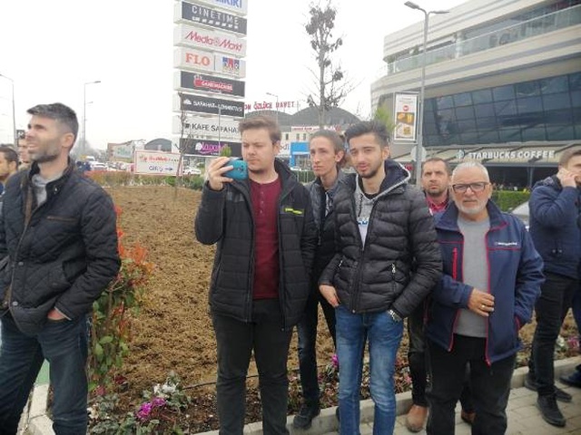 Pes Dedirten Vurdumduymazlık! İntihar Girişimini Canlı Yayınladılar