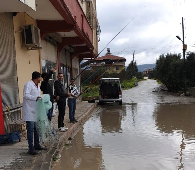 Hatay'da Vatandaşlar Göle Dönen Sokakta Botla Gezdi