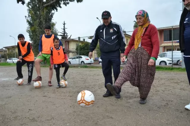 79 Yaşındaki Altın Nine'nin <a class='keyword-sd' href='/futbol/' title='Futbol'>Futbol</a> Aşkı Herkesten Saygı Görüyor