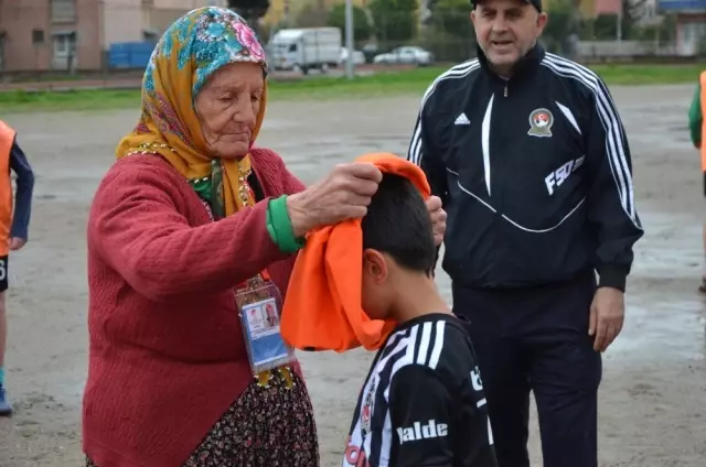 79 Yaşındaki Altın Nine'nin Futbol Aşkı Herkesten Saygı Görüyor