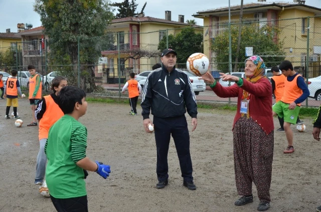79 Yaşındaki Altın Nine'nin Futbol Aşkı Herkesten Saygı Görüyor