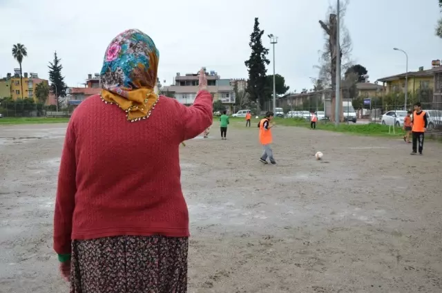 79 Yaşındaki Altın Nine'nin Futbol Aşkı Herkesten Saygı Görüyor