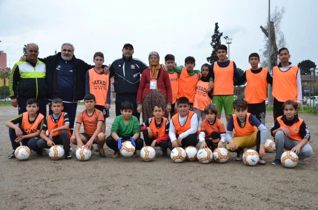 79 Yaşındaki Altın Nine'nin Futbol Aşkı Herkesten Saygı Görüyor