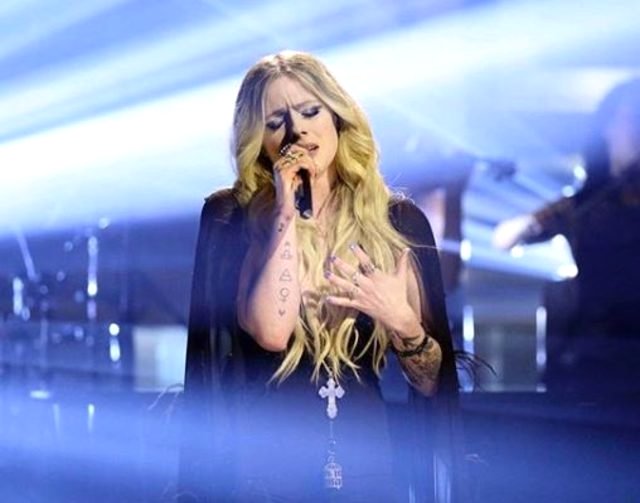 Bomba İddia: İntihar Eden Avril Lavigne'in Yerine Benzeri Geçti!