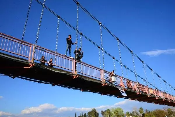 Uçan Adanalı! Ölümü Göze Alıp Seyhan Nehri'ne Atladılar