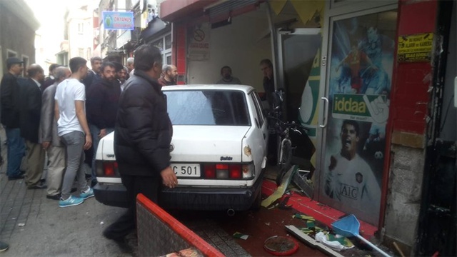 Bursa'da Dehşet Anları! Çocuk Sürücü Ganyan Bayiine Böyle Daldı