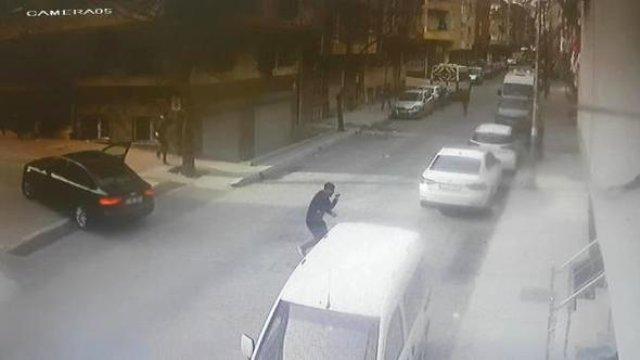 İstanbul'da Uyuşturucu Satıcıları Mahalleyi Basıp Önüne Gelene Ateş Etti İstanbul'da Uyuşturucu Satıcıları Mahalleyi Basıp Önüne Gelene Ateş Etti