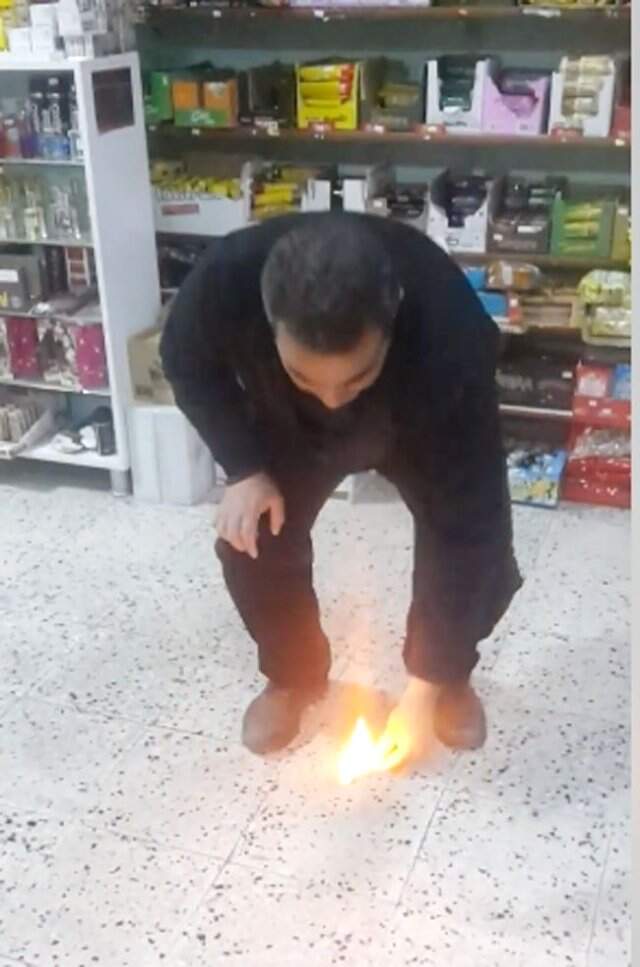 Market İşletmecisinin Ateşe Verdiği Cips, Plastik Gibi Yandı Market İşletmecisinin Ateşe Verdiği Cips, Plastik Gibi Yandı