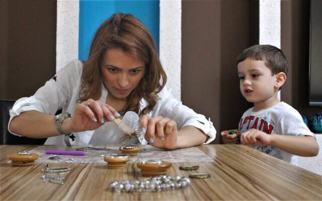 Oğlunun Saçından Kolye Yapmıştı, Şimdi Siparişlere Yetişemiyor Oğlunun Saçından Kolye Yapmıştı, Şimdi Siparişlere Yetişemiyor