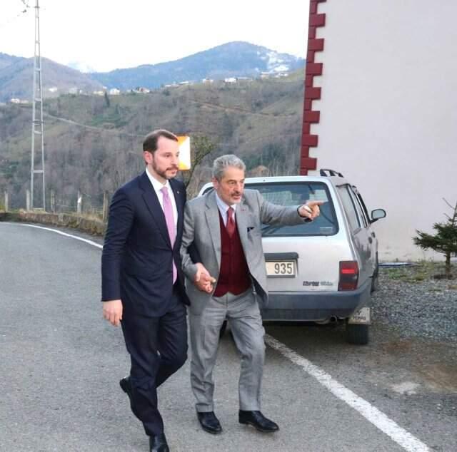 Berat Albayrak Babasının Koluna Girip Mezarlığa Gitti