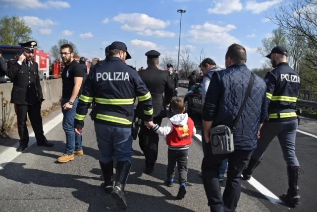 İtalya'da Servis Sürücüsü, Çocuklarla Dolu Okul Otobüsünü Kaçırıp Yaktı