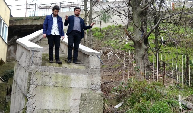 CHP'li Belediyenin Yaptığı Merdiven <a class='keyword-sd' href='/karadeniz/' title='Karadeniz'>Karadeniz</a> Fıkralarını Aratmıyor