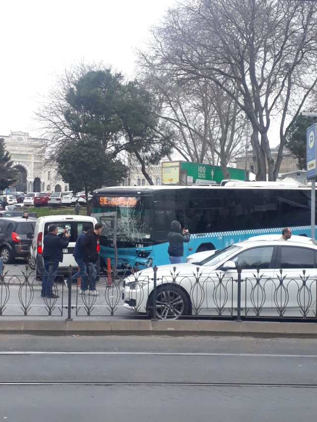 İstanbul'da Halk Otobüsü Yayalara Çarptı! Çok Sayıda Yaralı Var