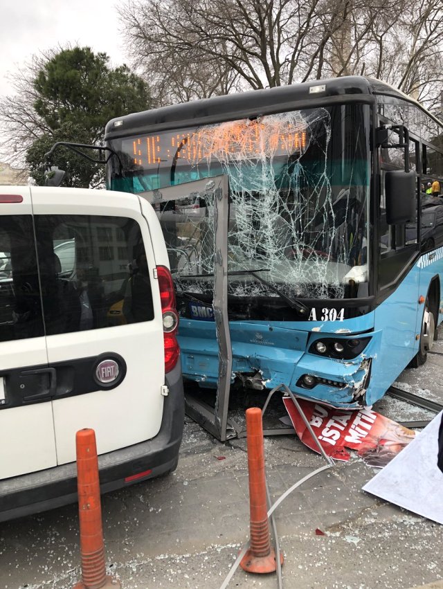 İstanbul'da Halk Otobüsü Yayalara Çarptı! Çok Sayıda Yaralı Var