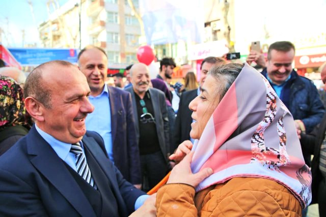 CHP'li Belediye Başkan Adayı, Sokak Sokak Gezip Başörtüsü Dağıttı