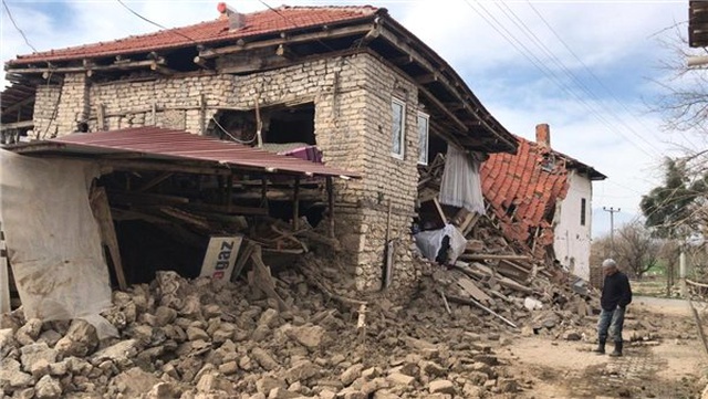 Denizli'de Yaşanan Deprem Anına Ait İnanılmaz Görüntüler (Video)