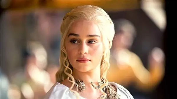 Emilia Clarke, Game Of Thrones'un İlk Sezonlarında 2 Defa Beyin Anevrizması Geçirmiş