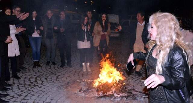 İranlı Turistler, Palandöken'de Nevruz Ateşinden Atladı İranlı Turistler, Palandöken'de Nevruz Ateşinden Atladı