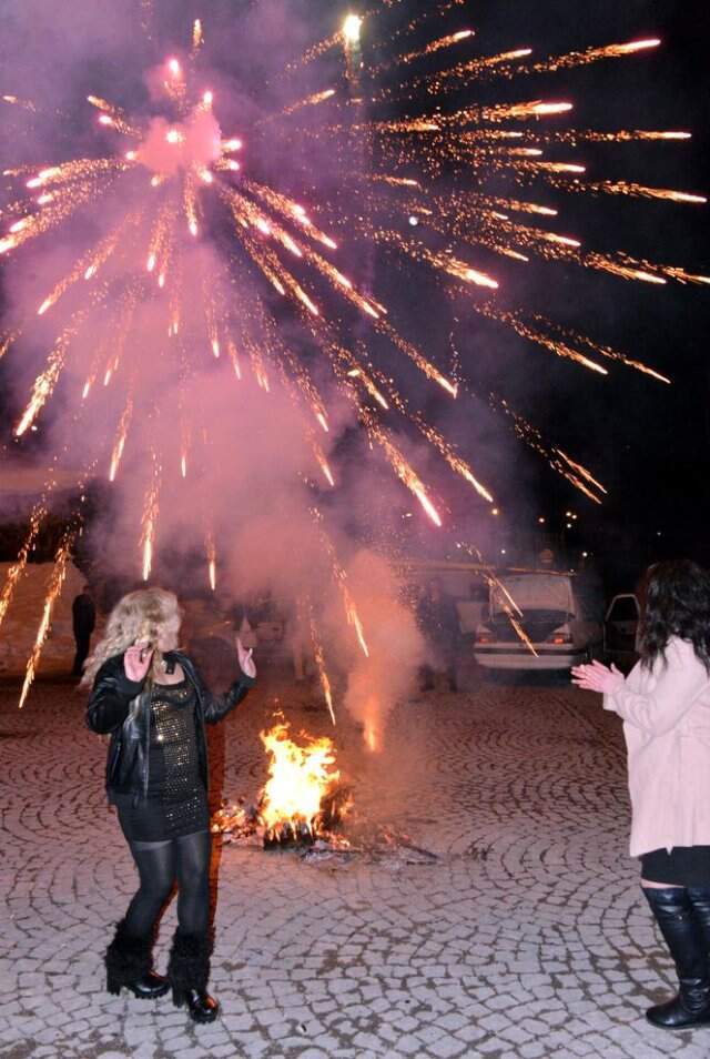 İranlı Turistler, Palandöken'de Nevruz Ateşinden Atladı İranlı Turistler, Palandöken'de Nevruz Ateşinden Atladı