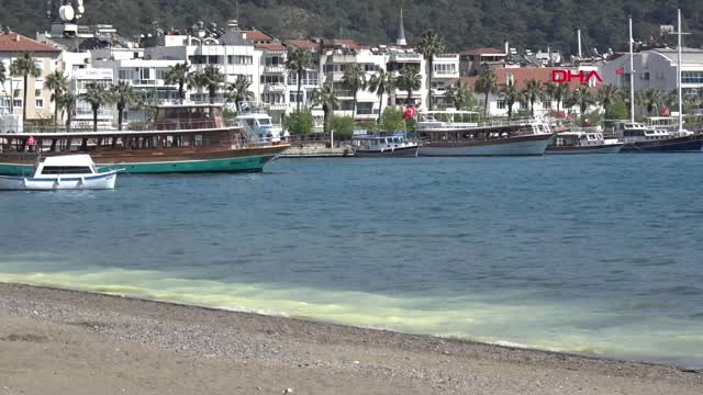 Marmaris'te Deniz Sarıya Boyandı, Gören Belediyeyi Aradı!
