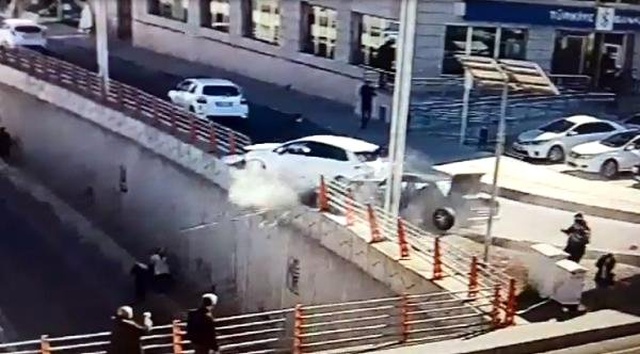 Diyarbakır'daki Feci Kaza Kamerada! Alt Yola Uçtular