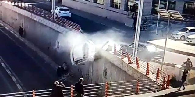 Diyarbakır'daki Feci Kaza Kamerada! Alt Yola Uçtular