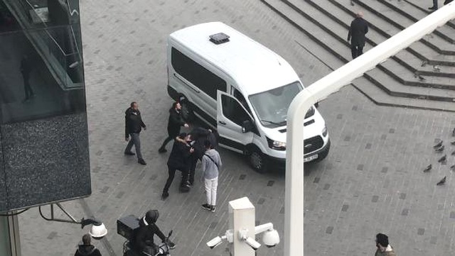 Taksim'de Kadın Turist, Kapkaççıya Tekme Tokat Saldırdı