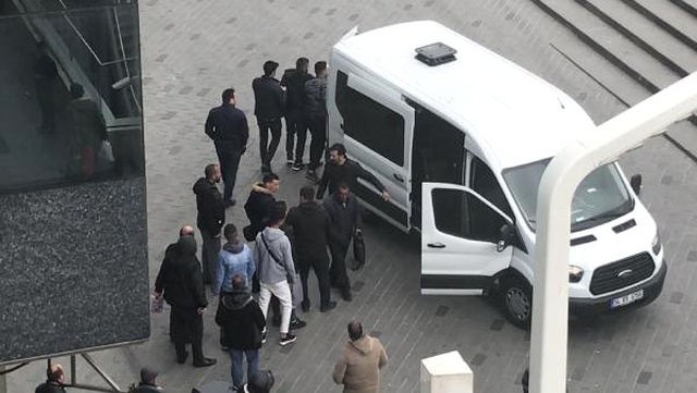 Taksim'de Kadın Turist, Kapkaççıya Tekme Tokat Saldırdı