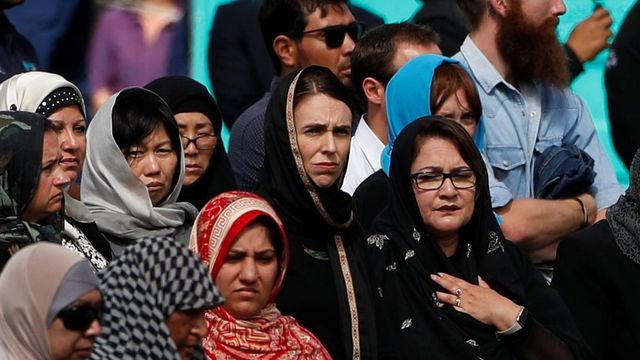 Yeni Zelanda: Kurbanları Anma Töreninde Ezan Canlı Yayınlandı, Saygı Duruşu Yapıldı