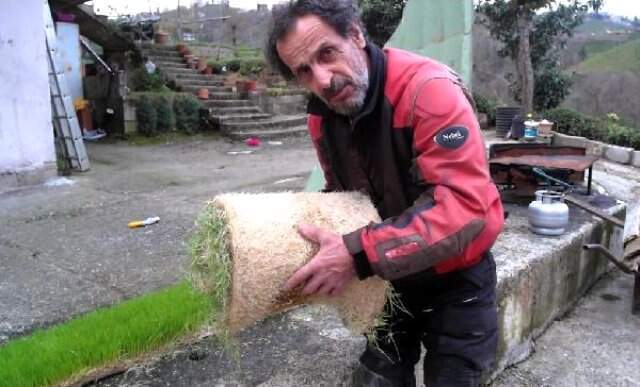 15 Metrekarelik Odada Ürettiği Yemle, Hayvanlarını Besliyor