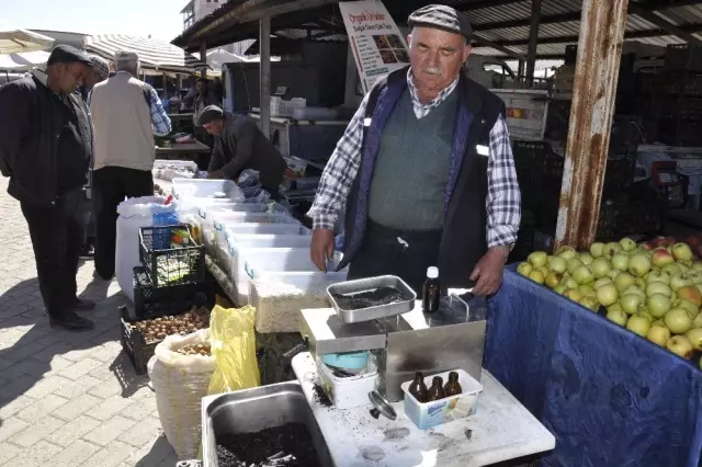 Vatandaşın Gözü Önünde Çörek Otu Yağı Üretip Kilosunu 90 Liraya Satıyor