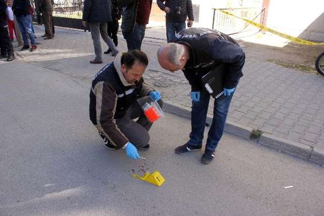 Okulun Önünde Kız Arkadaşını Bekleyen Genç, Bıçaklı Saldırıya Uğradı